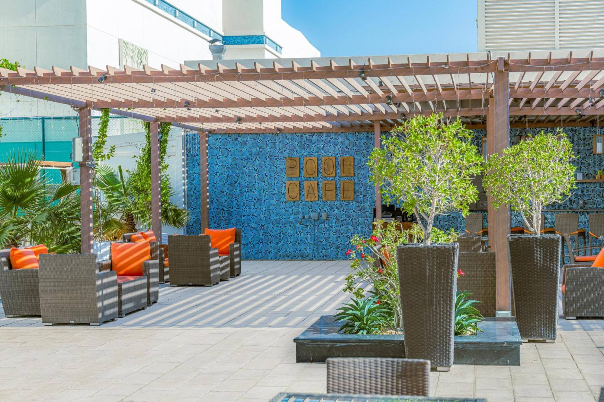 Four Points By Sheraton Al Ain Exterior foto The rooftop pool at the hotel