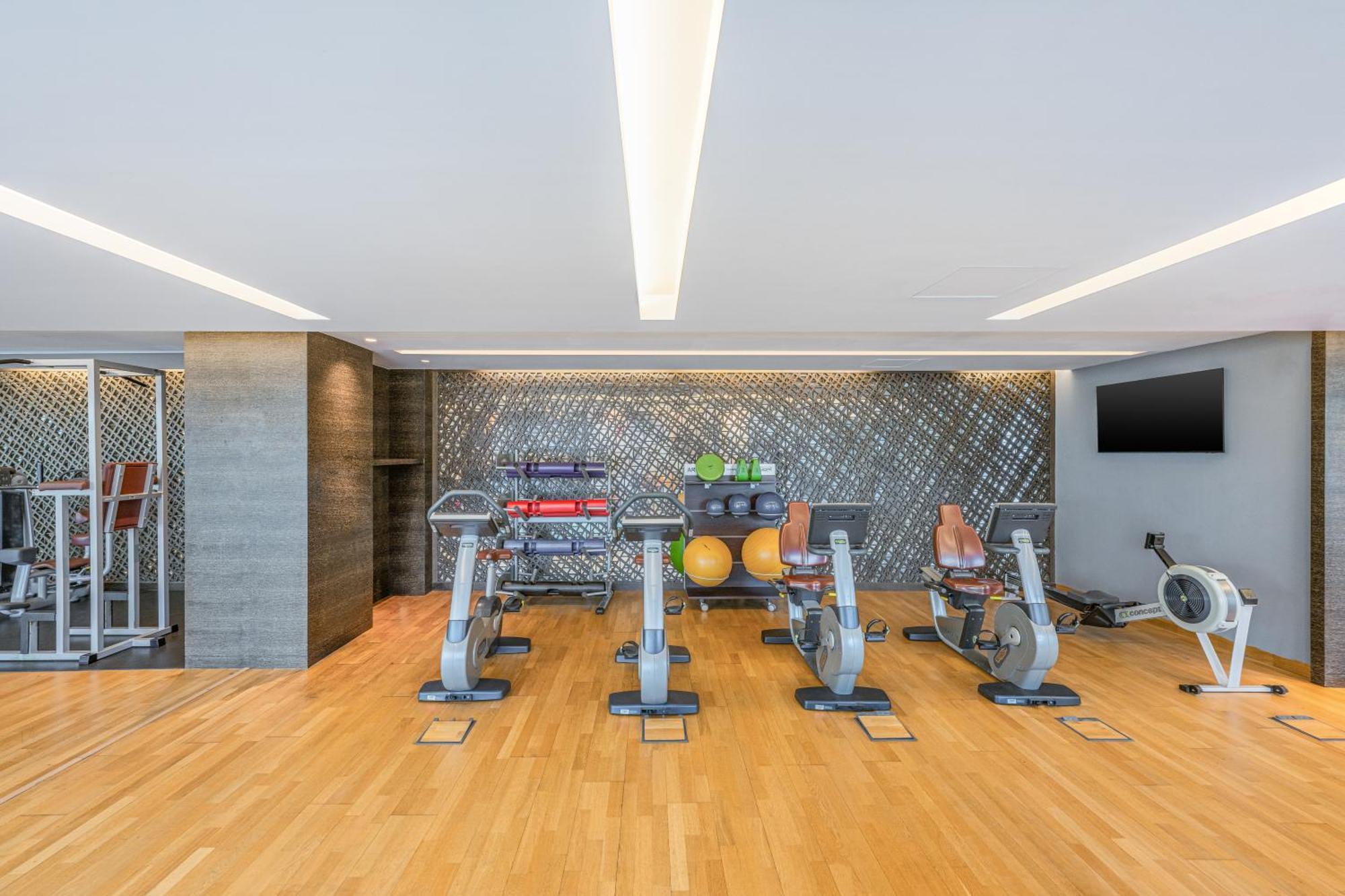 Four Points By Sheraton Al Ain Exterior foto The gym at the hotel