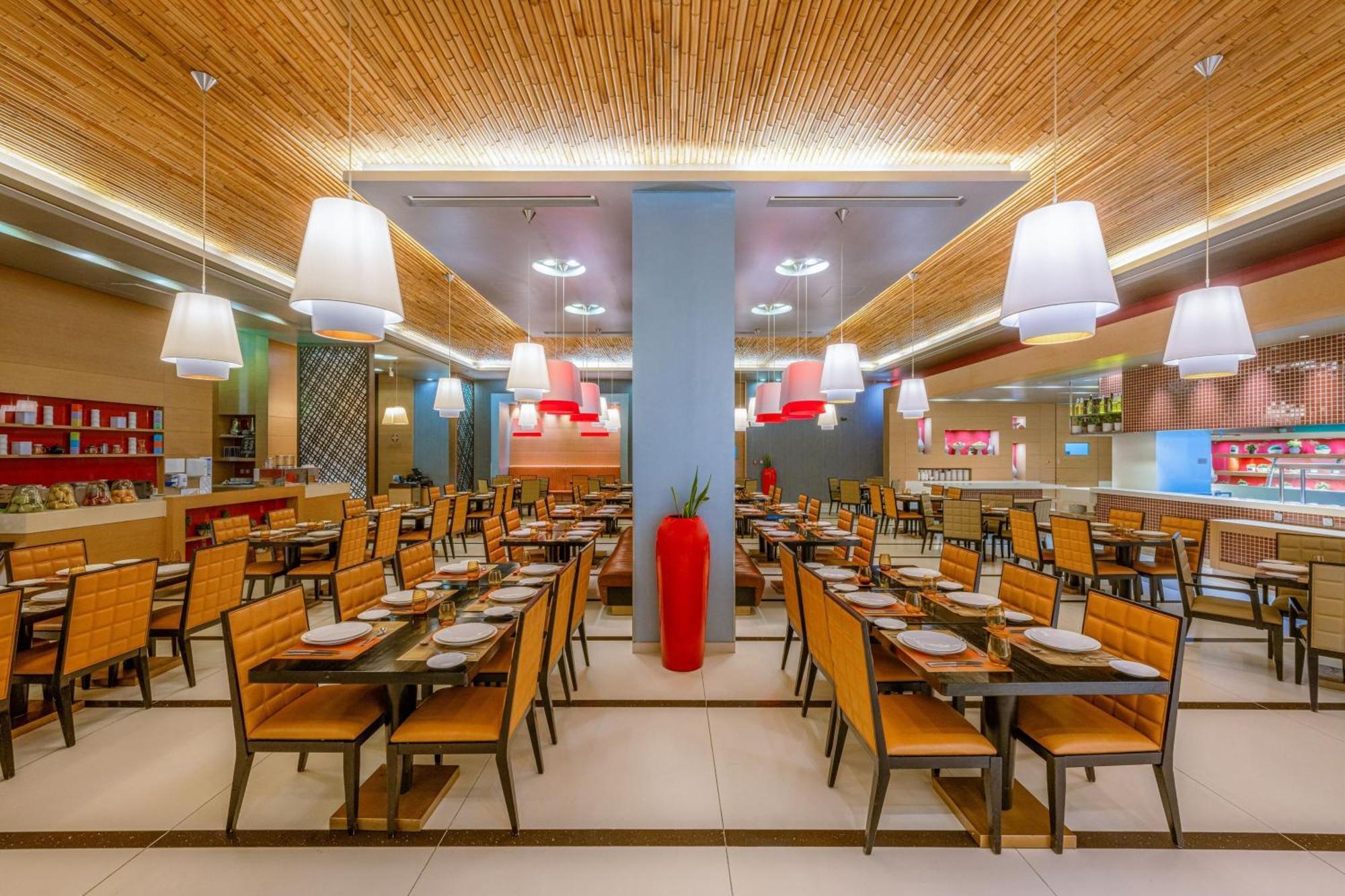 Four Points By Sheraton Al Ain Exterior foto The interior of a typical buffet restaurant